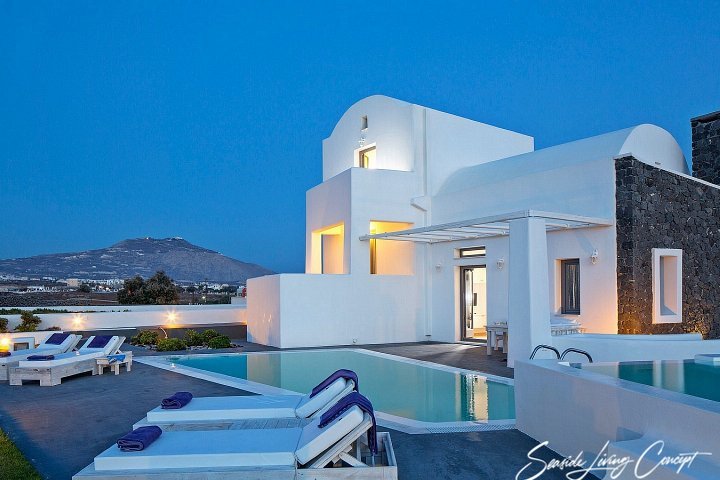 Santorini_Greece_4_villas_seasidelivingconcept_1