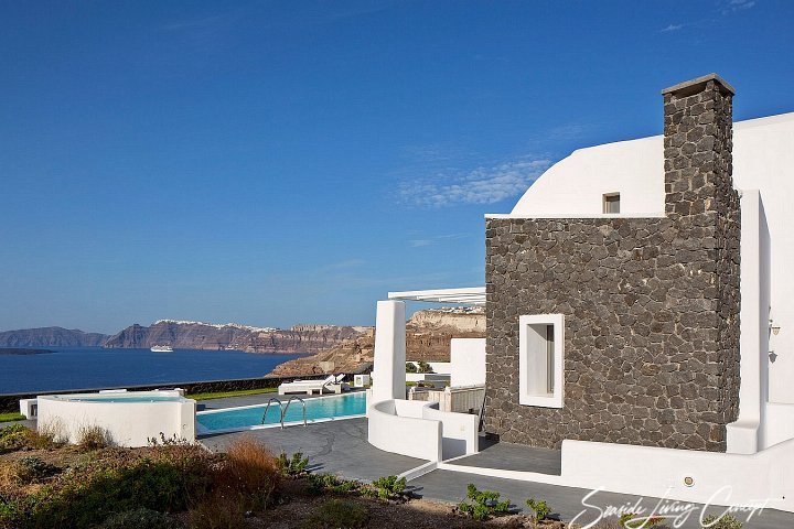 Santorini_Greece_4_villas_seasidelivingconcept_7